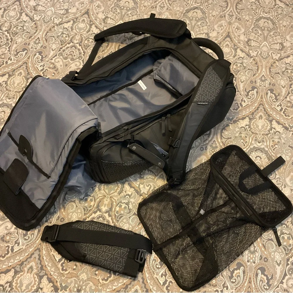 Like New Nomatic Travel Bag 40L + Laundry Bag+ Waist Strap Used 1x
